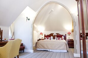 Executive Junior Suite | Premium bedding, pillowtop beds, individually decorated, desk - Marygreen Manor Hotel (Brentwood)