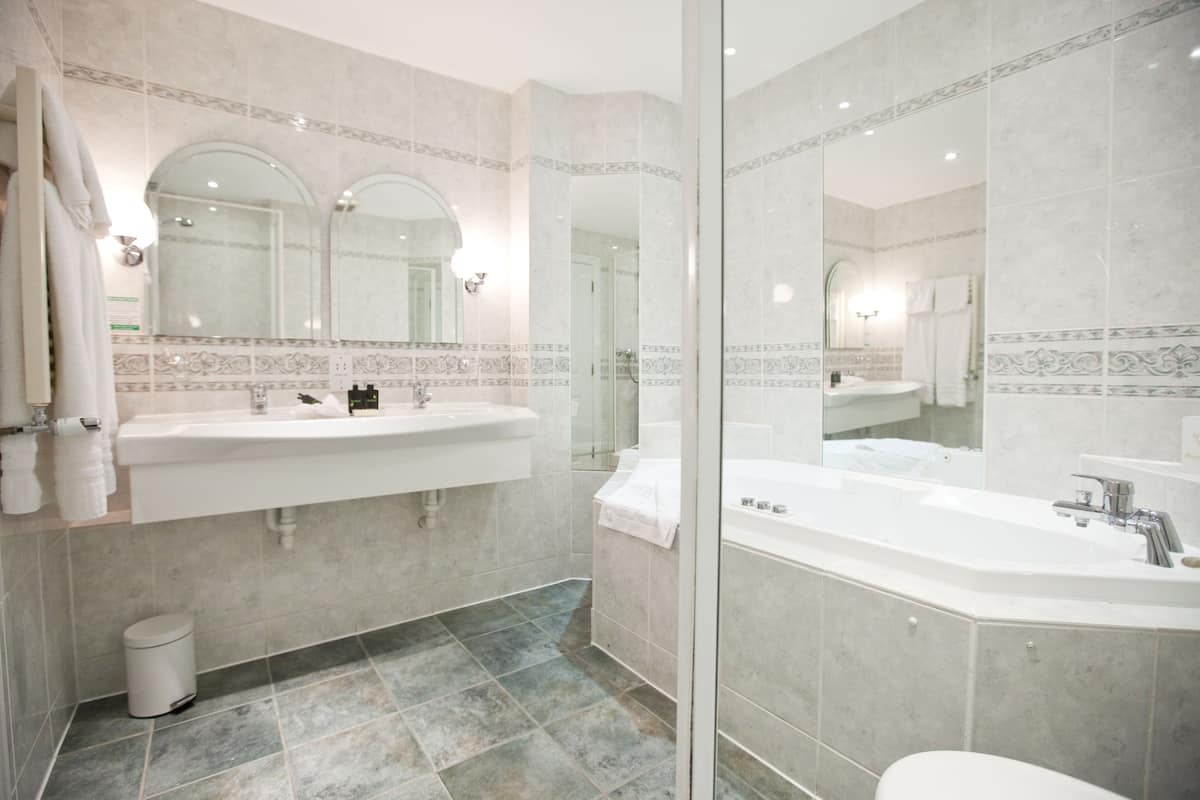 executive suite | bathroom | combined shower/bathtub, designer toiletries, hair dryer, towels