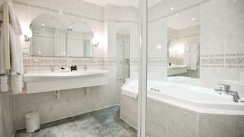 Suite Executive | Bagno | Combinazione doccia/vasca, set di cortesia firmato, asciugacapelli