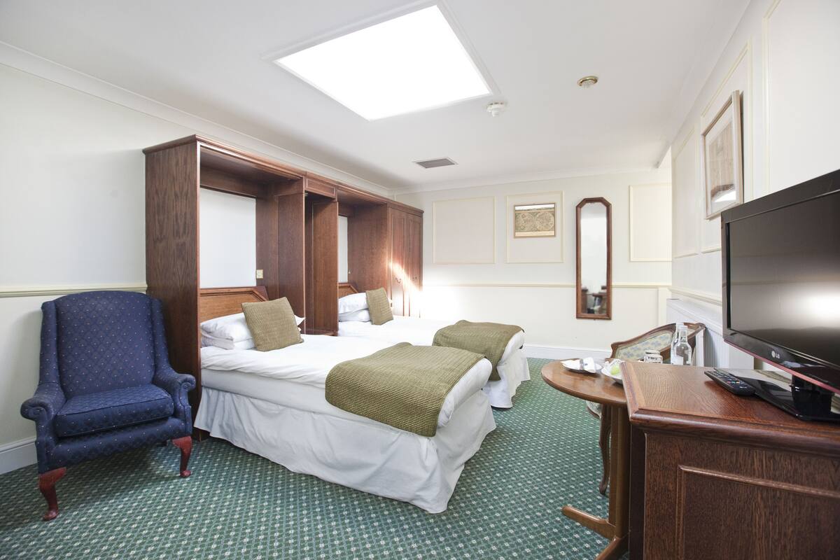 Basic Twin Room, 2 Single Beds (with Skylight Window)