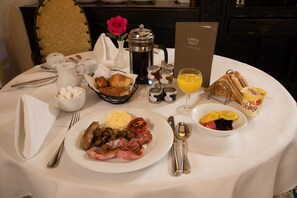 朝食 (イングリッシュ ブレックファスト)、毎日提供 (1 名様 14.85 GBP)