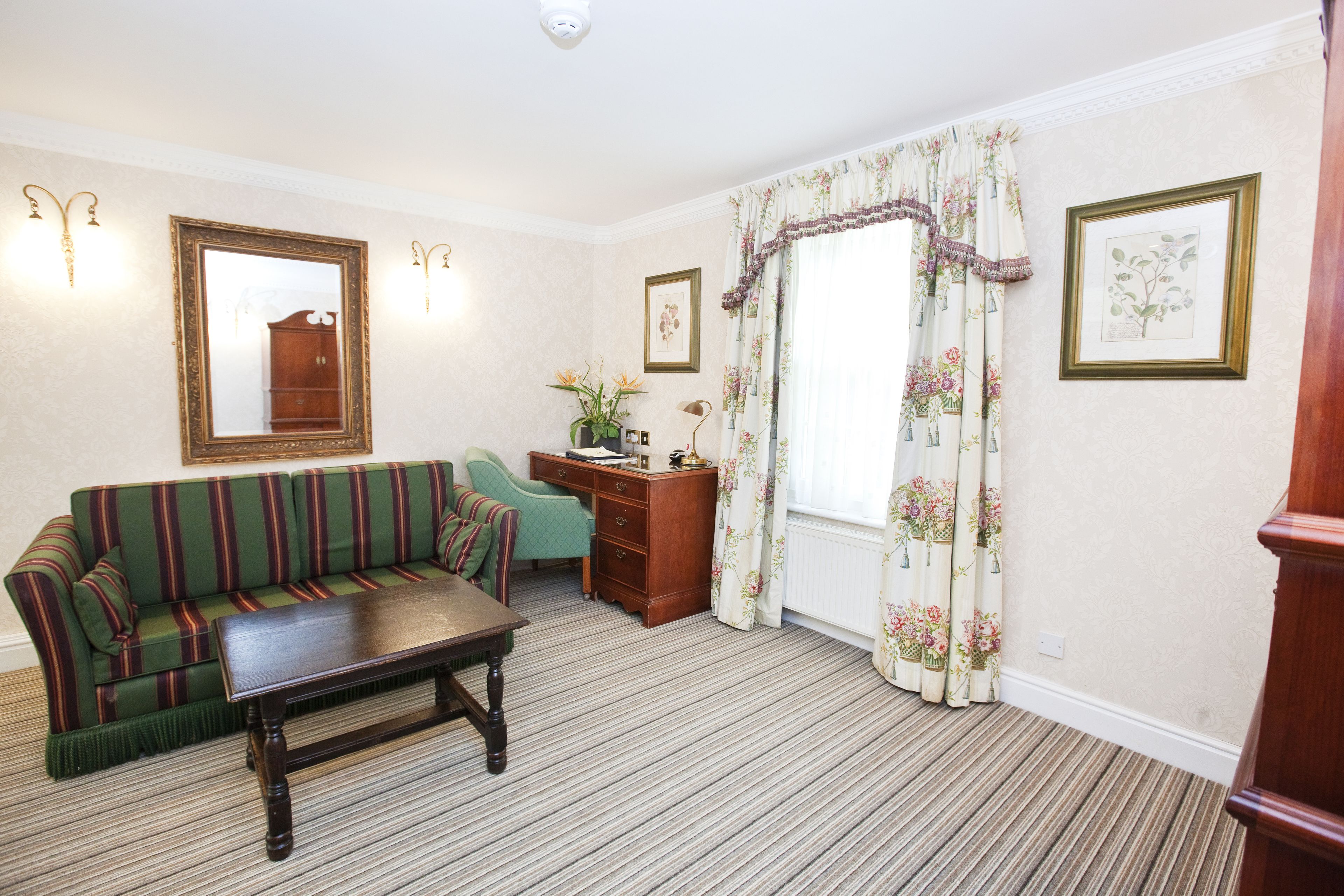 executive suite | living area | 19-inch smart tv with digital channels, tv