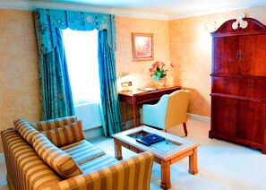 Executive Suite | Premium bedding, pillowtop beds, individually decorated, desk