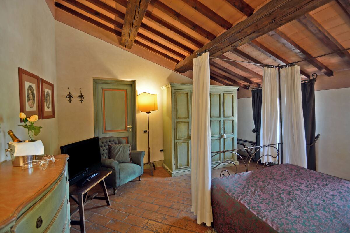 royal suite | hypo-allergenic bedding, minibar, in-room safe, desk