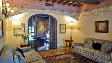 Coin salon dans le hall