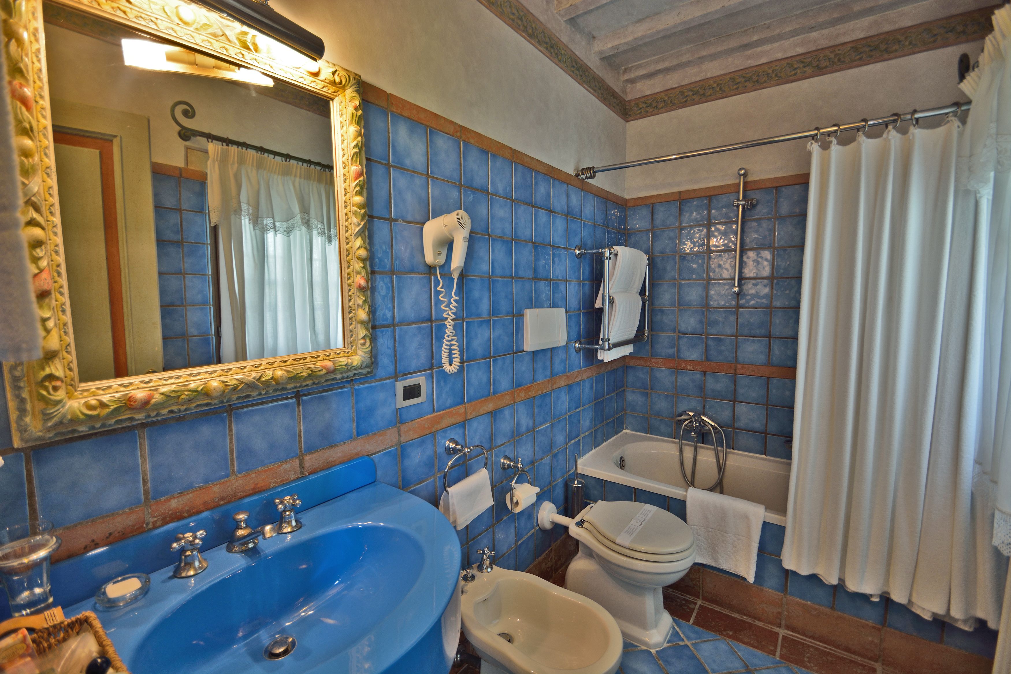 combined shower/bathtub, designer toiletries, hair dryer, slippers