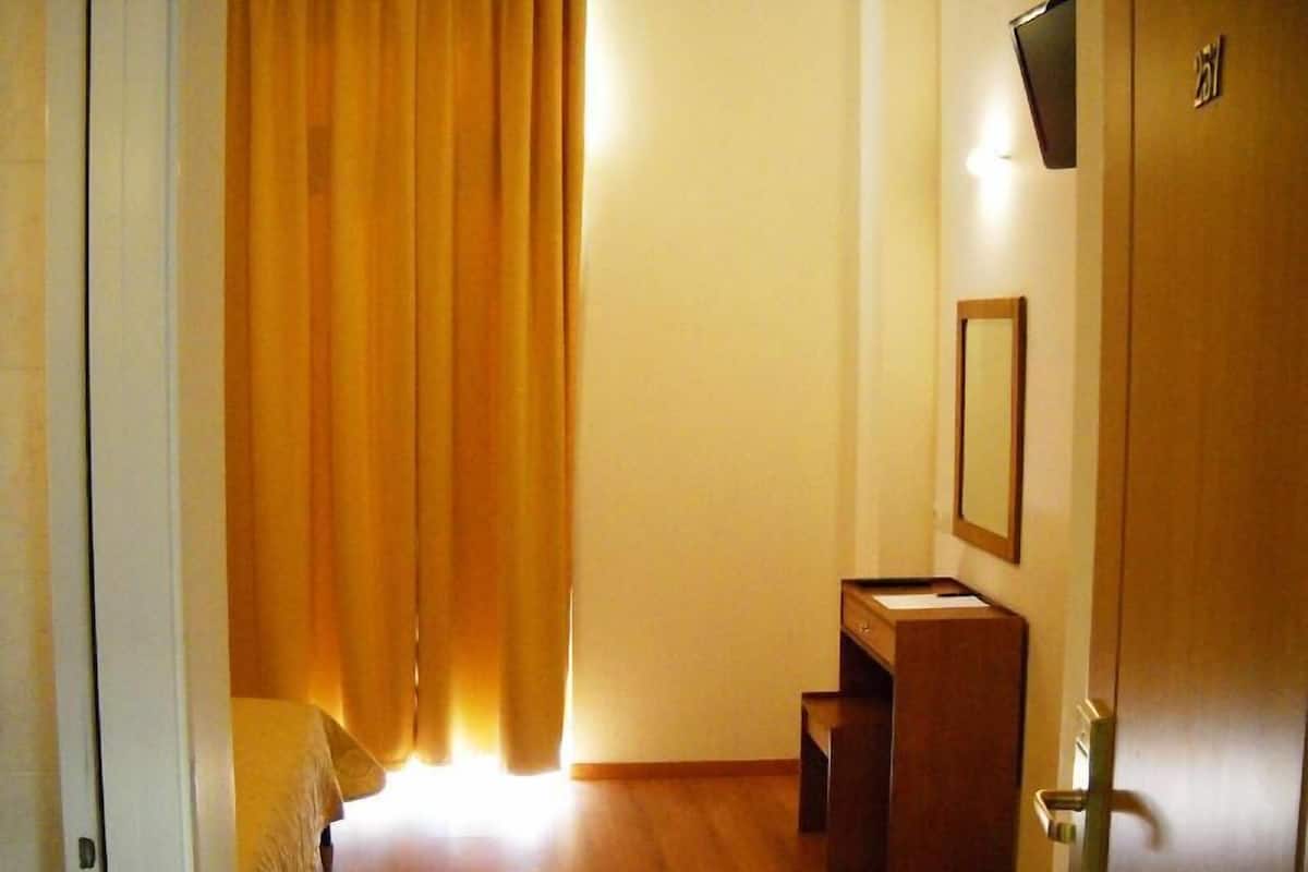 ميني بار وخزنة داخل الغرفة ومكتب وستائر تعتيم