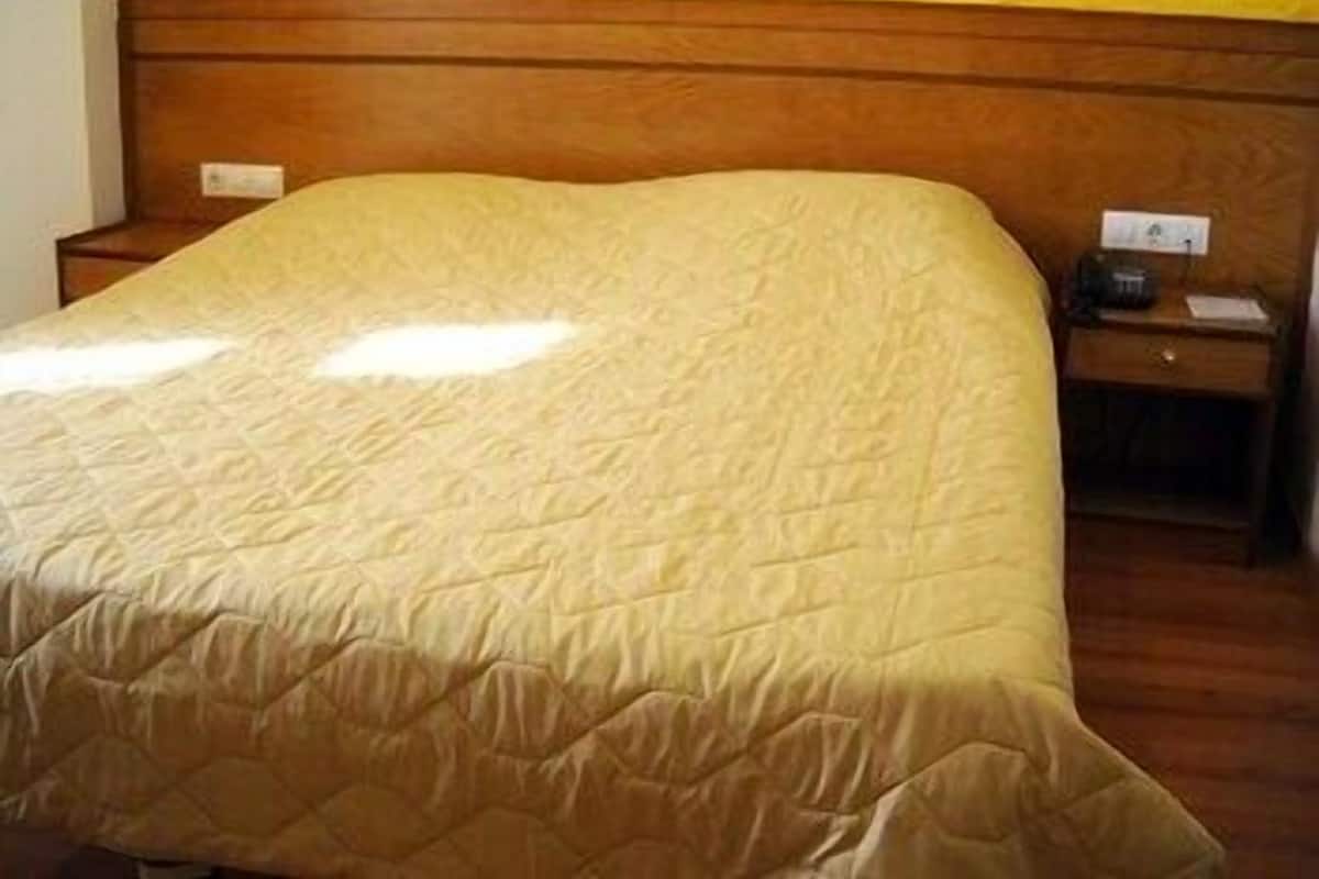 ميني بار وخزنة داخل الغرفة ومكتب وستائر تعتيم