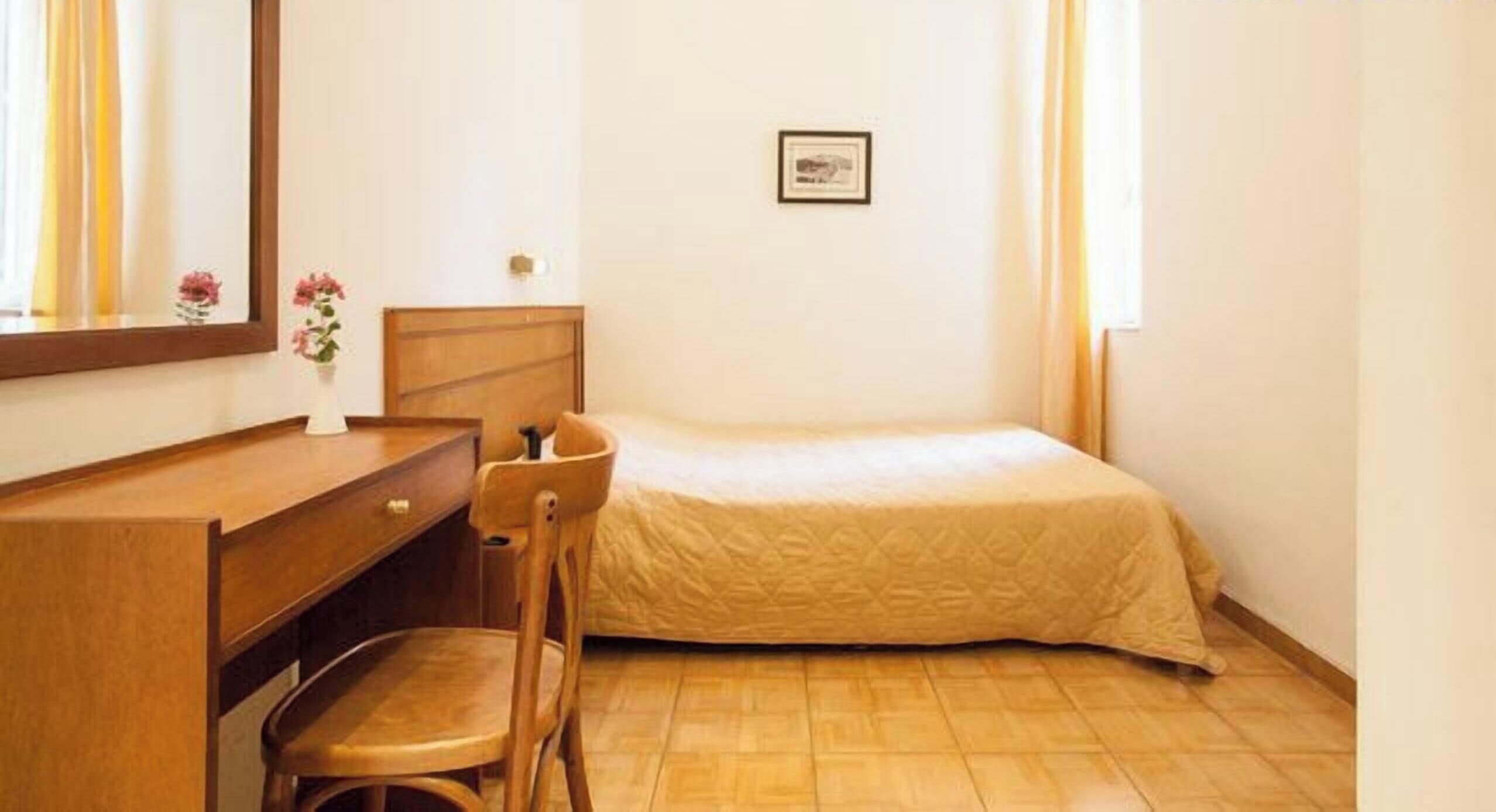 Minibar, caja de seguridad en la habitación y escritorio 
