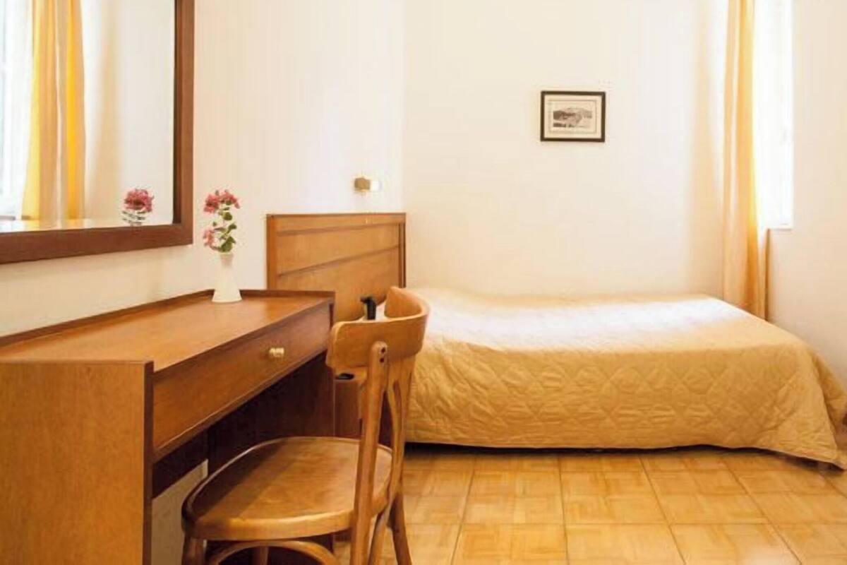 Minibar, Zimmersafe, Schreibtisch, Verdunkelungsvorhänge