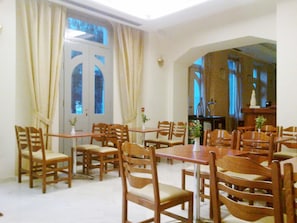 Breakfast, lunch, dinner served; al fresco dining