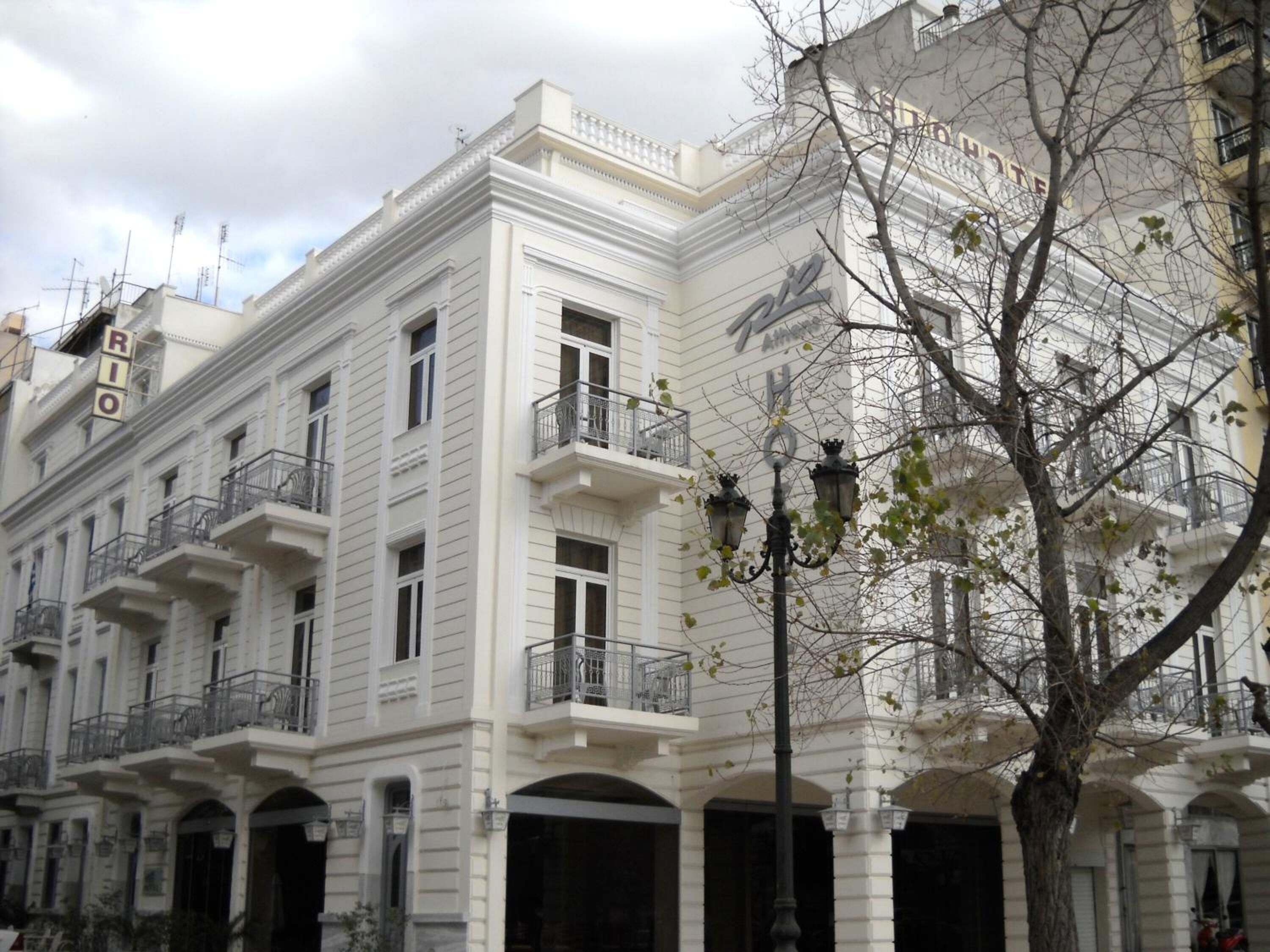 Un edificio histórico con varios balcones y un letrero llamativo que dice "Hotel Rio".