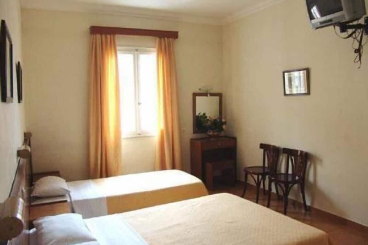 ميني بار وخزنة داخل الغرفة ومكتب وستائر تعتيم