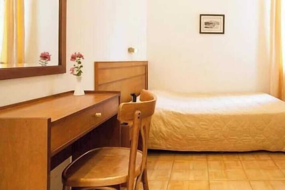 Minibar, safe på rommet, skrivebord og blendingsgardiner