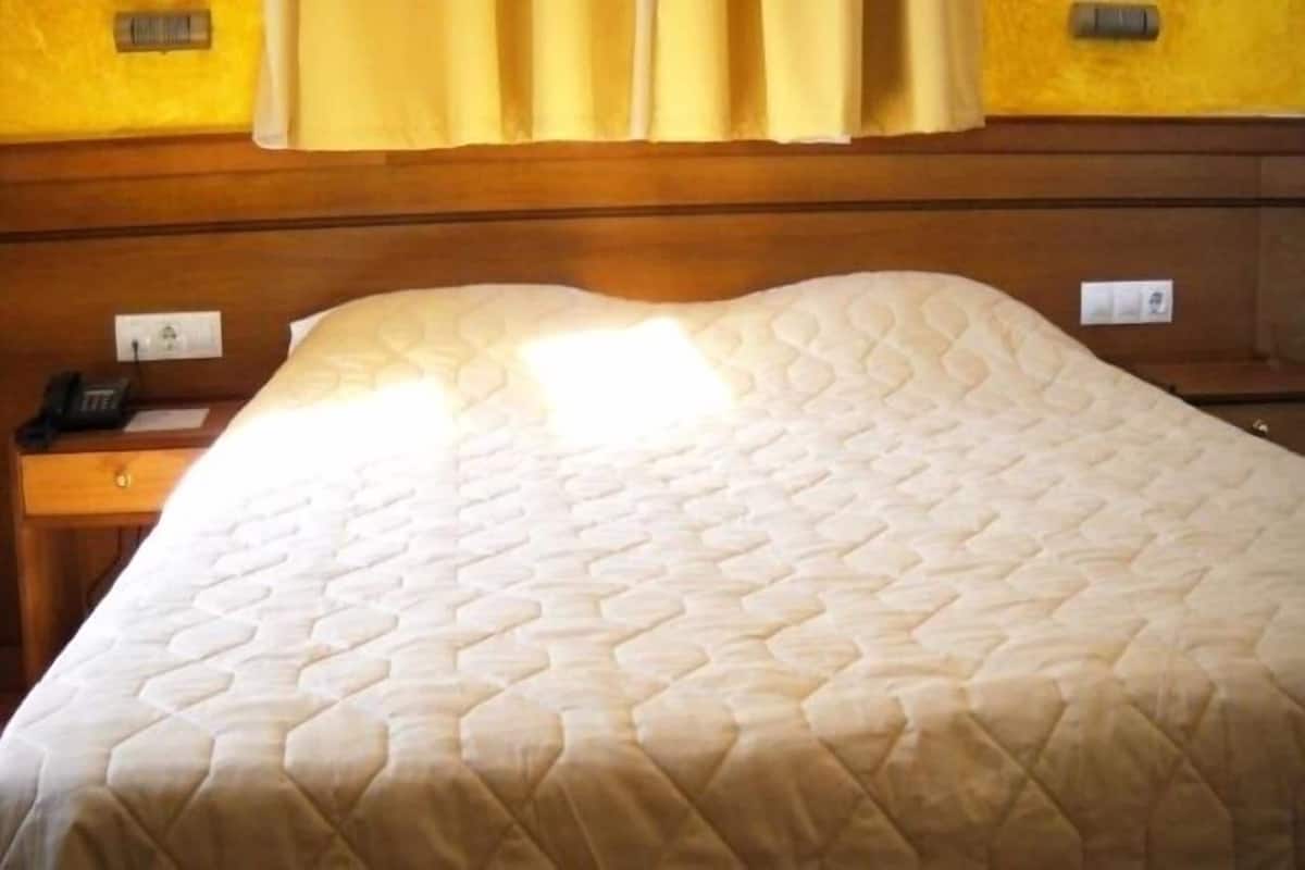 ميني بار وخزنة داخل الغرفة ومكتب وستائر تعتيم