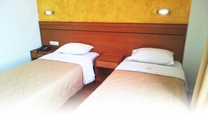 Minibar, Zimmersafe, Schreibtisch, Verdunkelungsvorhänge