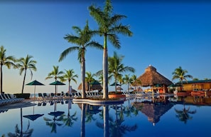 6 albercas al aire libre, sombrillas en la alberca y camastros