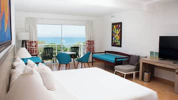 Een minibar, een kluis op de kamer, een bureau