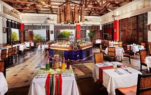 9 restaurantes, se sirven desayunos, comidas, cenas y mariscos