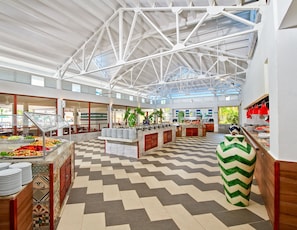 9 restaurants, breakfast, lunch, dinner served; seafood