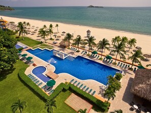 6 piscines extérieures, parasols de plage, chaises longues