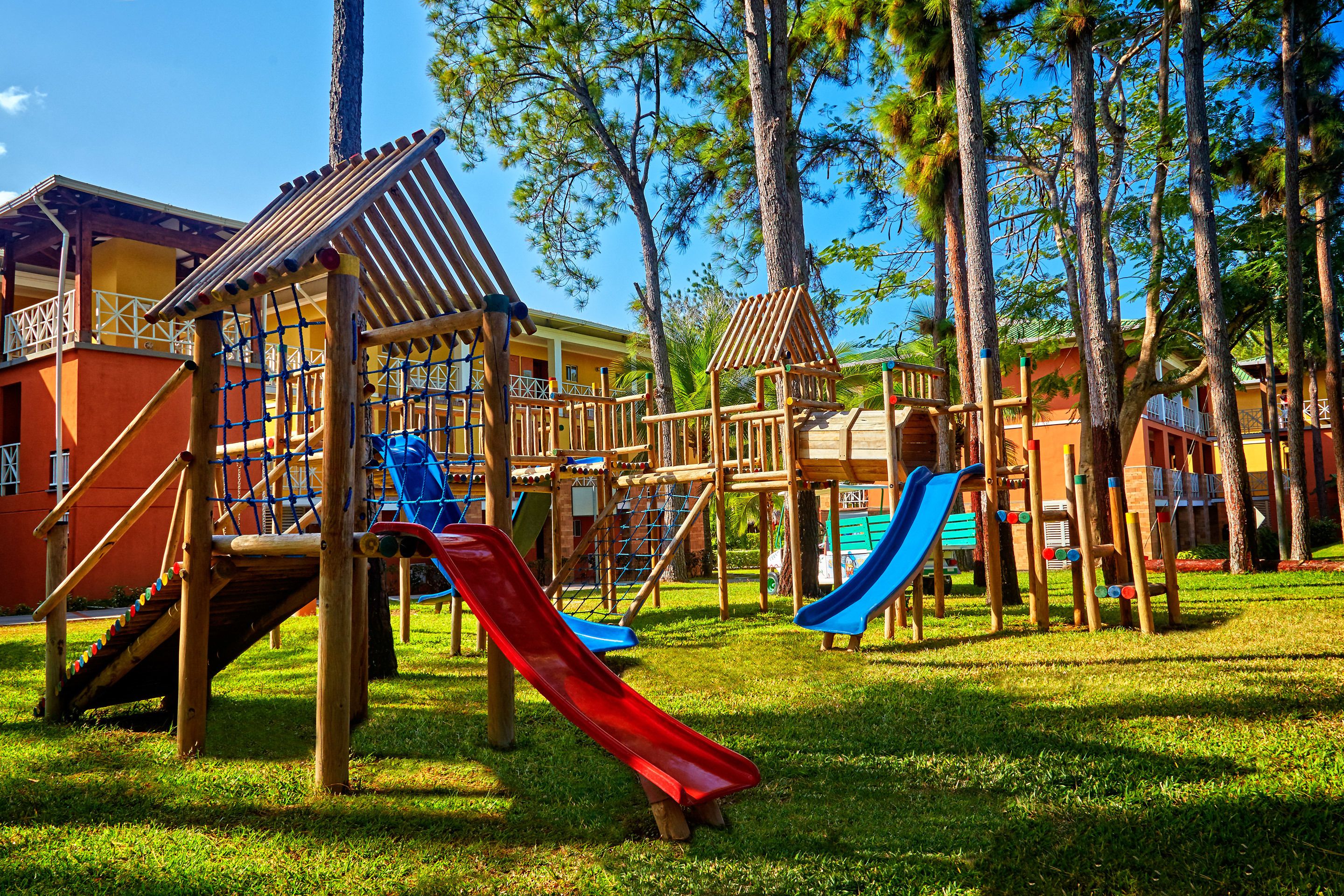 Un parque infantil con toboganes y estructuras para escalar.