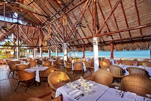 9 restaurants, breakfast, lunch, dinner served; seafood