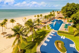 En la playa, arena blanca, camas de playa gratis