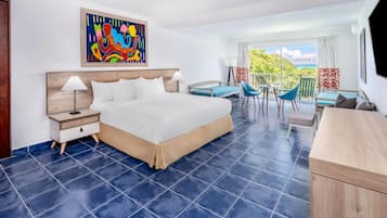 Minibar, coffre-fort, bureau, fer et planche à repasser