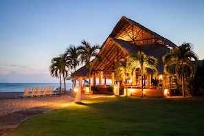 9 restaurants, breakfast, lunch, dinner served; seafood