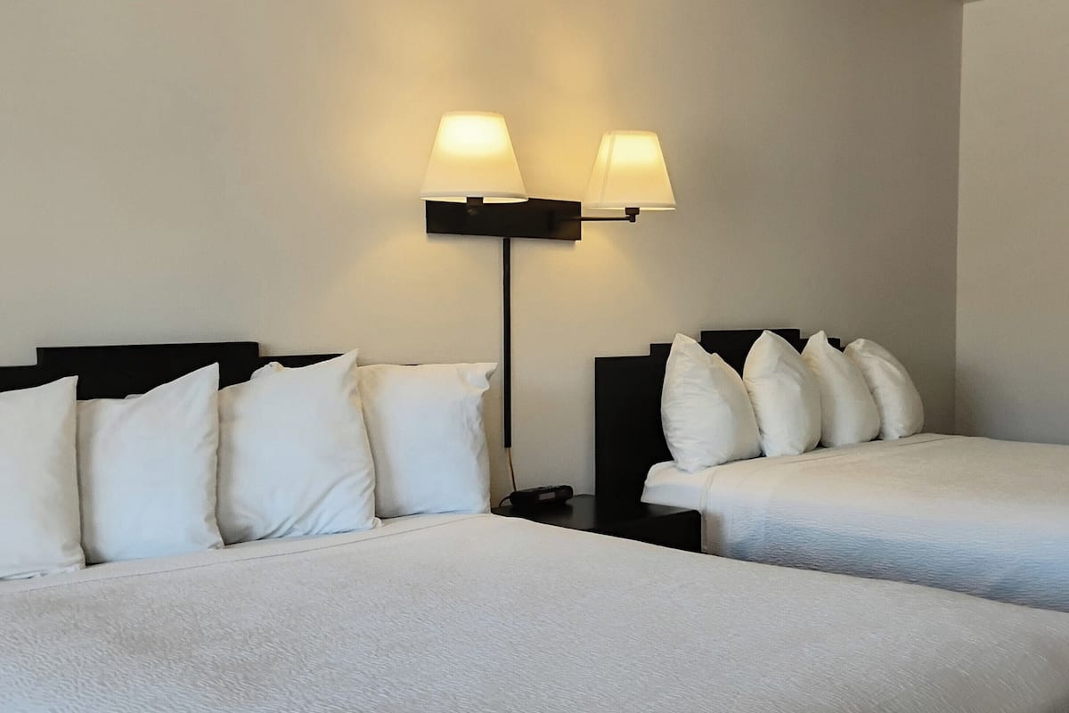 مكواة/لوح كي وواي فاي مجانًا وملاءات أسرّة ومُنبهات