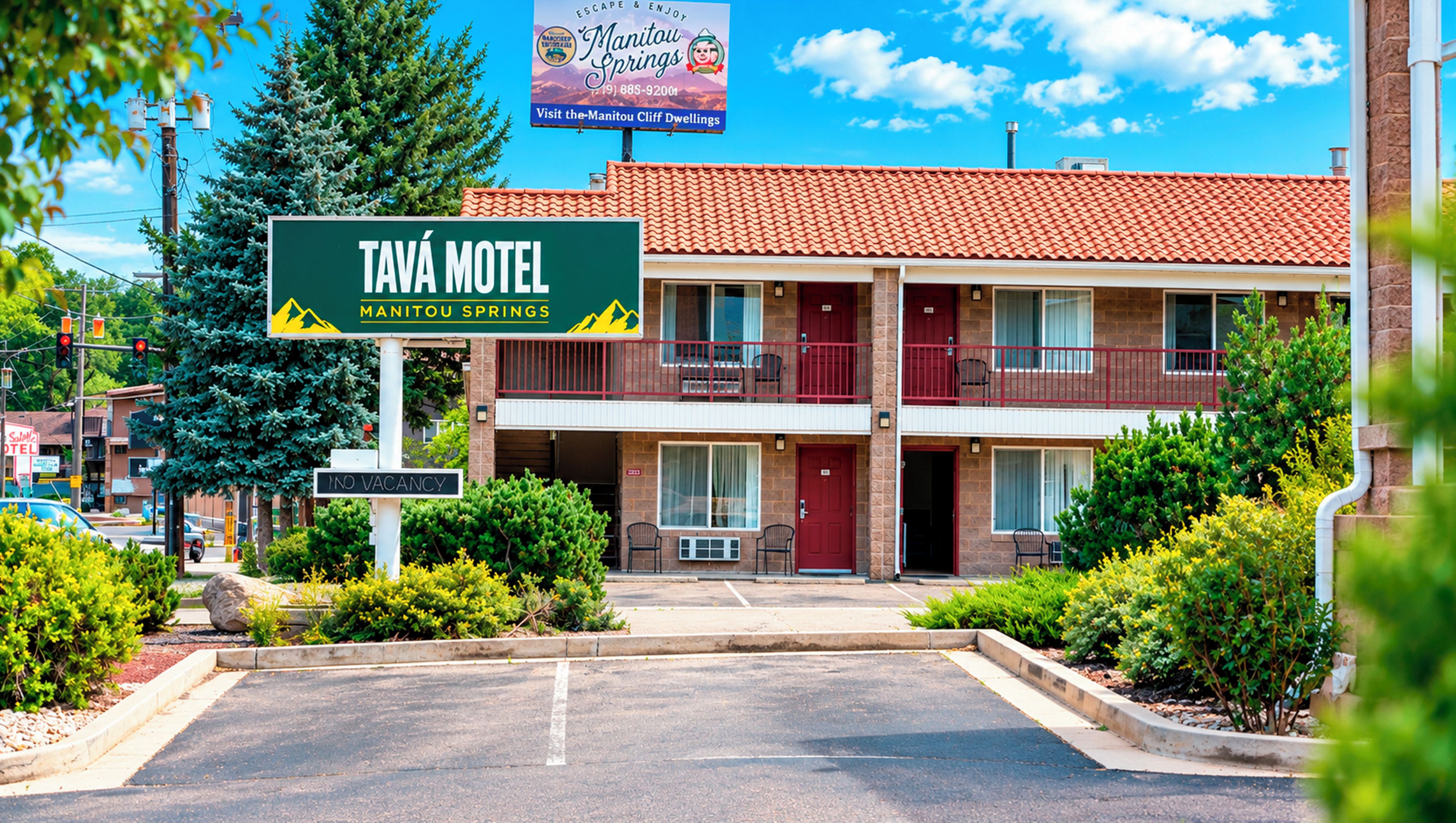 Un motel con un letrero que indica 'TAVÁ MOTEL MANITOU SPRINGS' y un letrero de 'NO HAY HABITACIONES DISPONIBLES'.