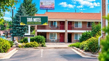 Un motel con un letrero que indica 'TAVÁ MOTEL MANITOU SPRINGS' y un letrero de 'NO HAY HABITACIONES DISPONIBLES'.
