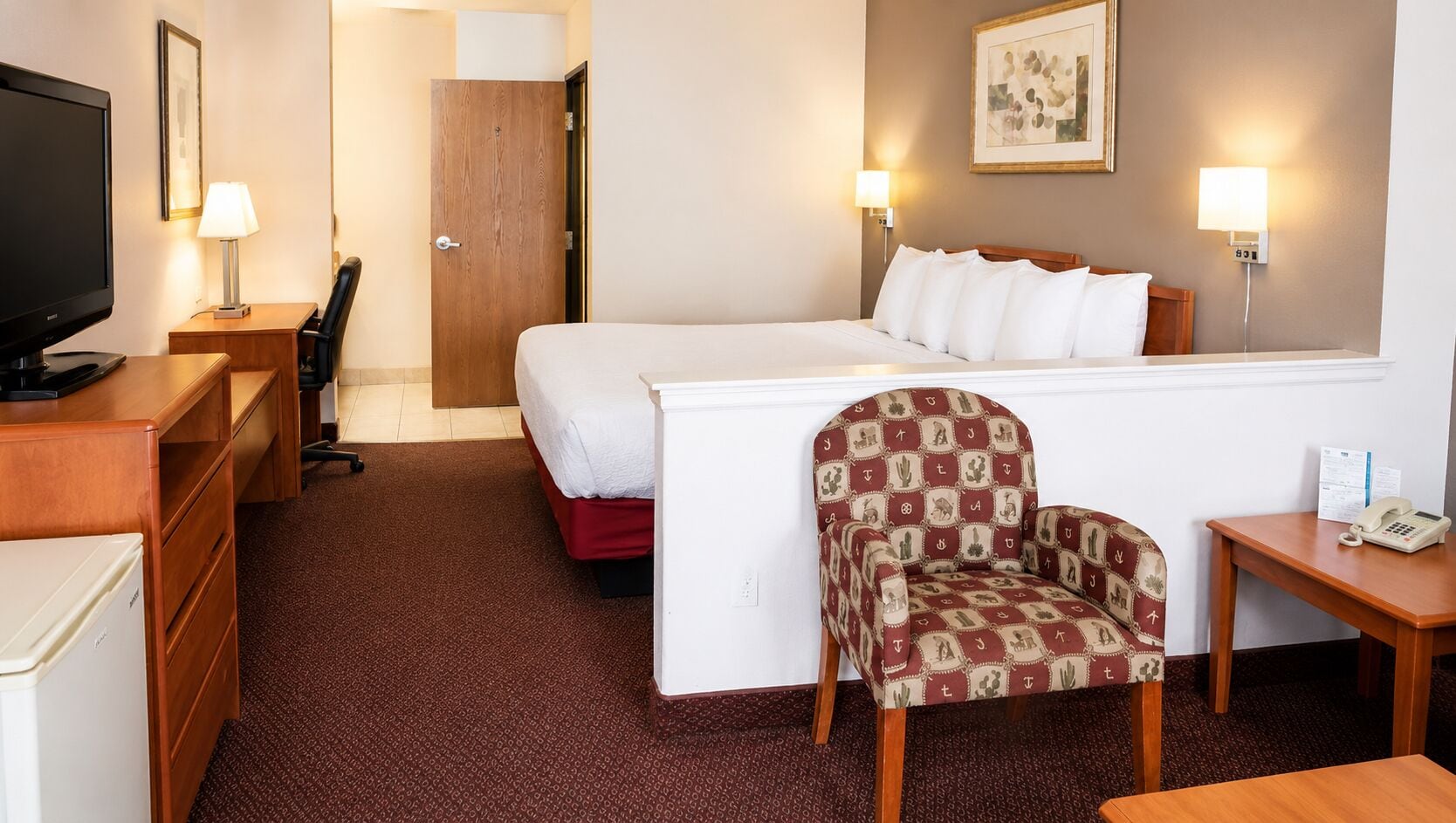 Suite, 1 kingsize bed met slaapbank | Een strijkplank/strijkijzer, gratis wifi, beddengoed, een wekker