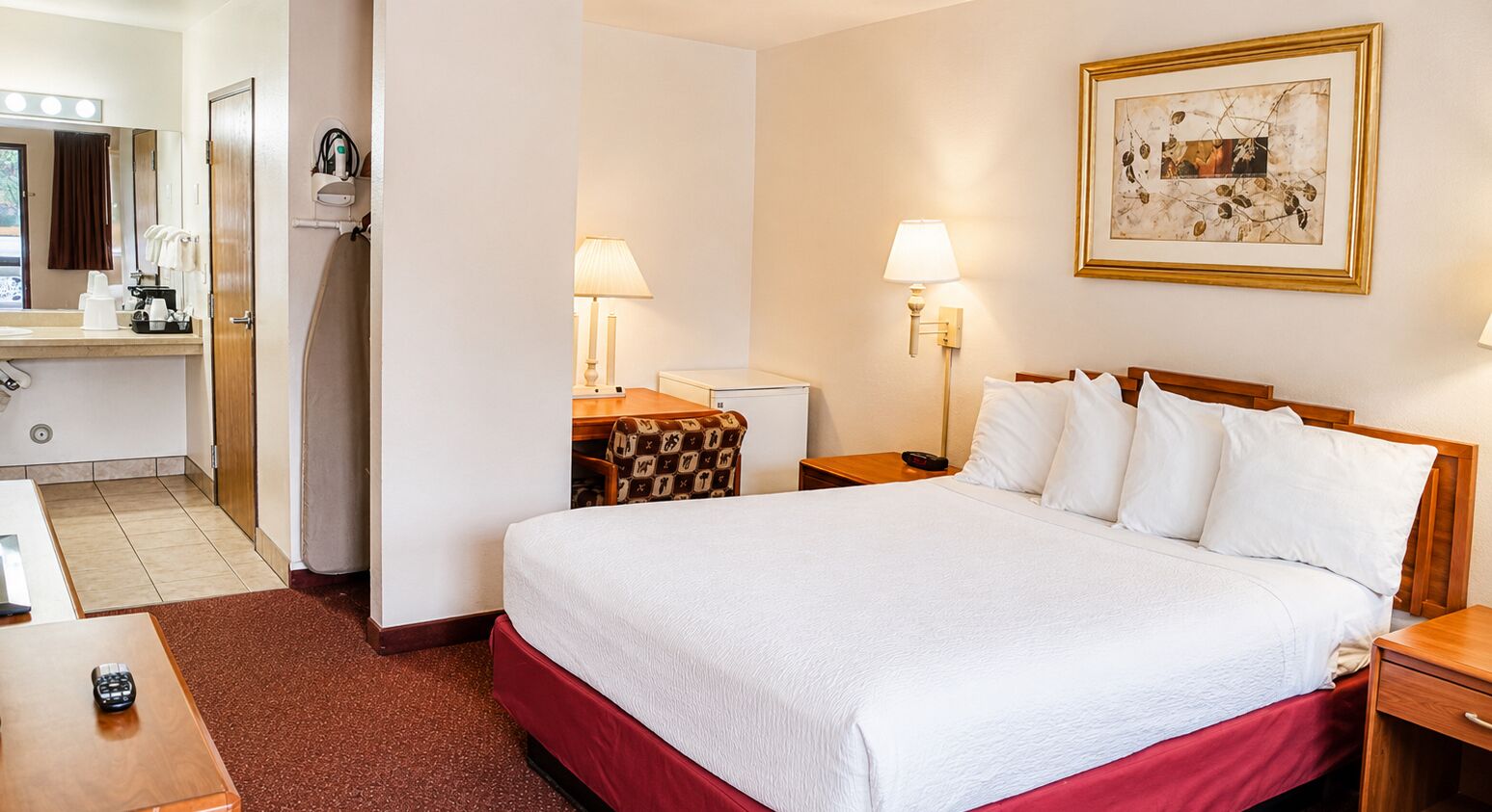 Kamer, 1 kingsize bed, niet-roken, koelkast | Een strijkplank/strijkijzer, gratis wifi, beddengoed, een wekker