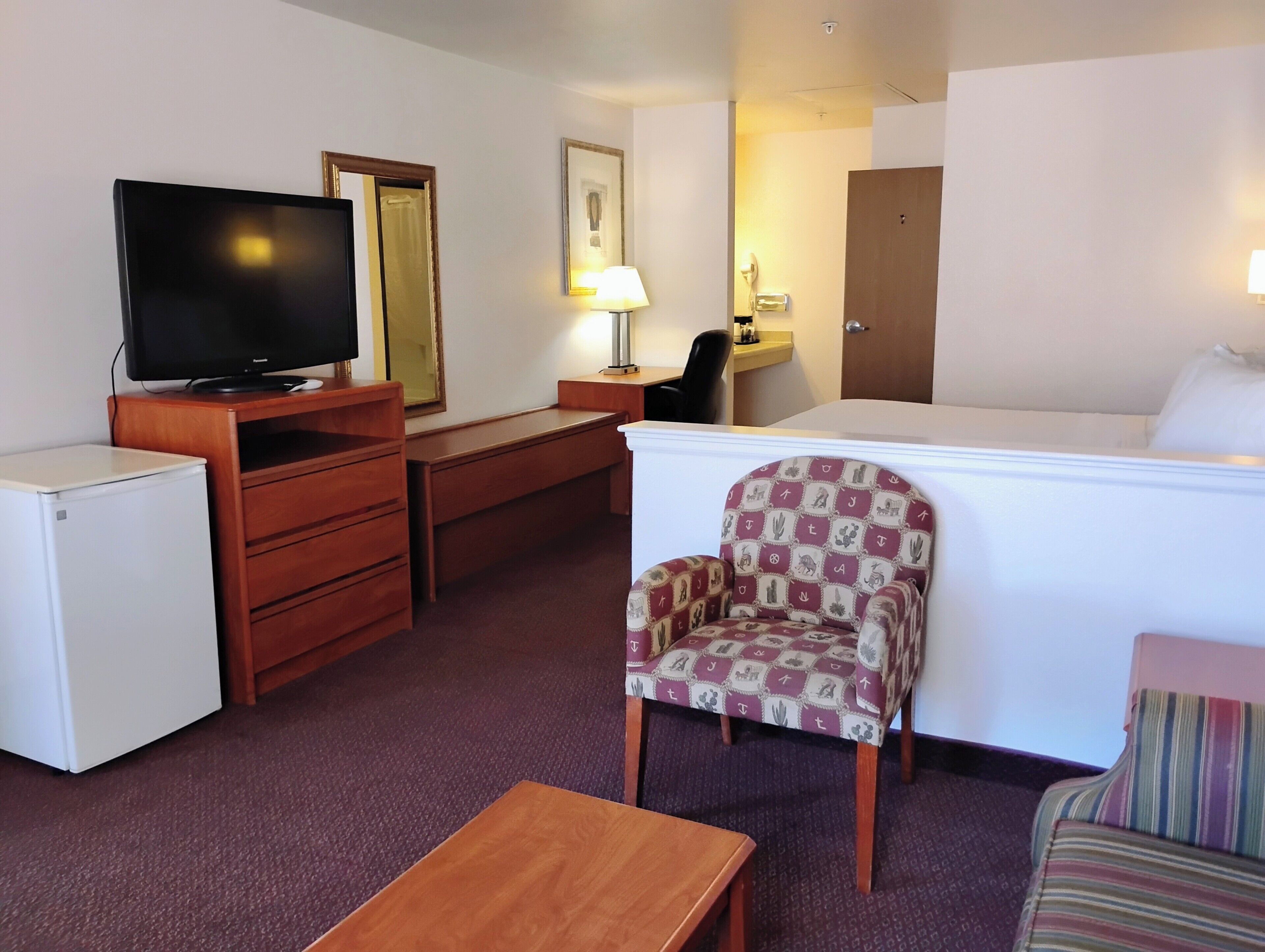 Tabla de planchar con plancha, wifi gratis, ropa de cama y despertador 