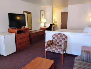 ห้องสวีท, เตียงคิงไซส์ 1 เตียง และโซฟาเบด | เตารีด/โต๊ะรีดผ้า, Wi-Fi ฟรี, ผ้าปูที่นอน, นาฬิกาปลุก