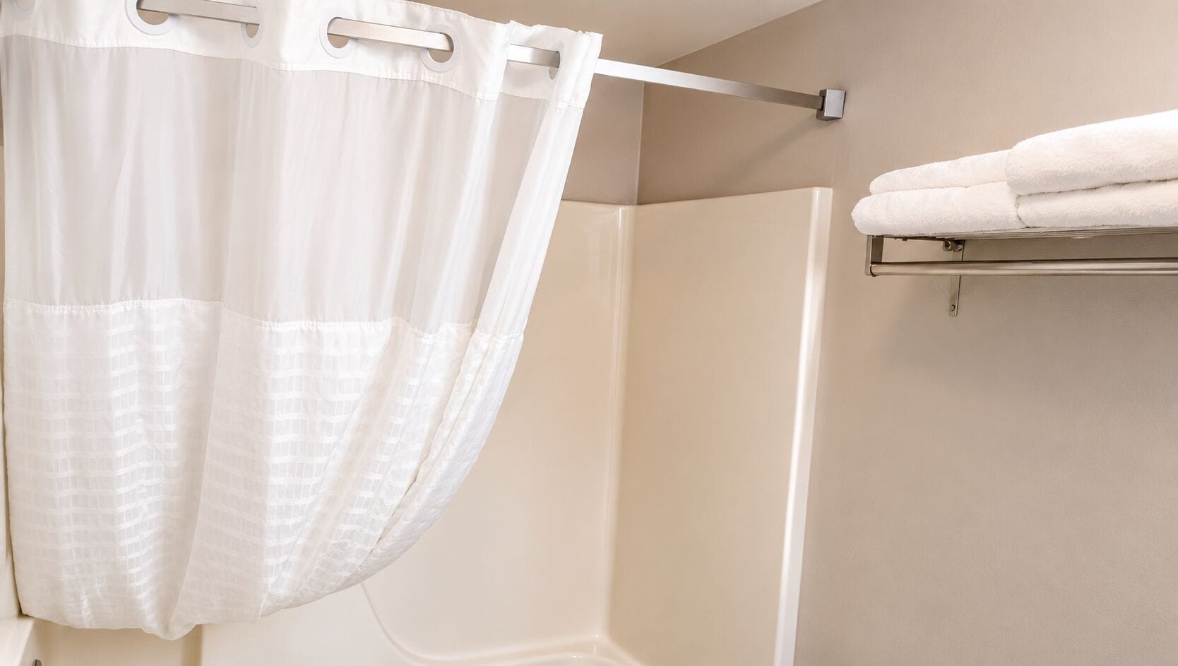 Combined shower/bathtub, hair dryer, towels