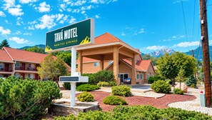 A motel with a sign indicating 'Tava Motel Manitou Springs.' - Tava Motel Manitou Springs (Manitou Springs)