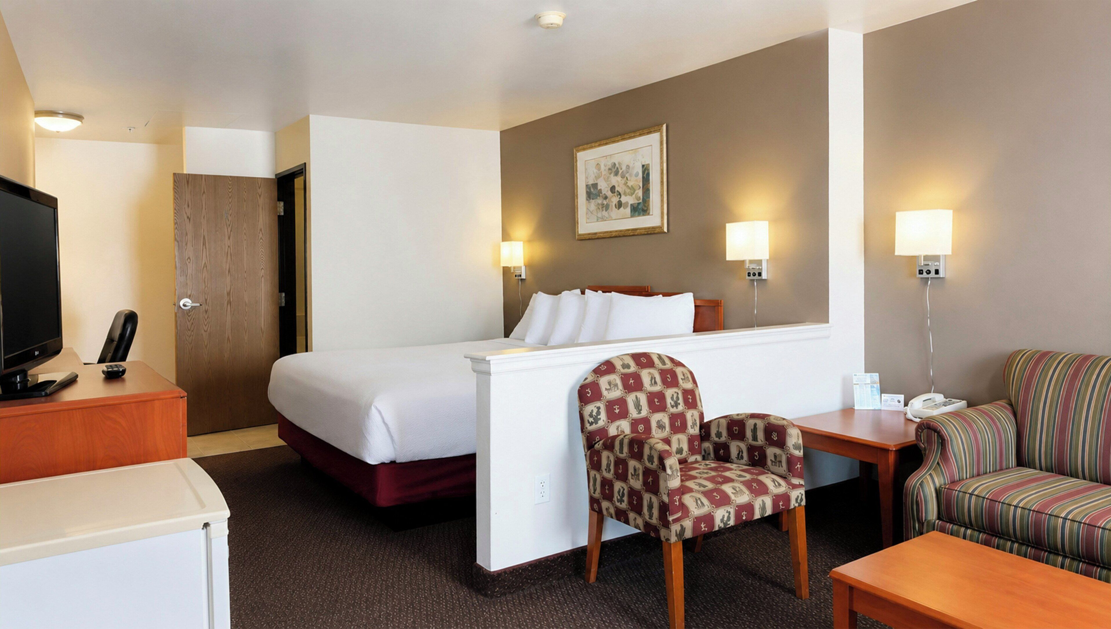 Suite, 1 King Bed with Sofa bed | Iron/ironing board, free WiFi, bed sheets, alarm clocks