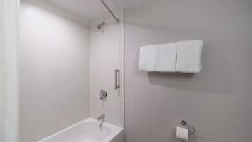 Baño con bañera, ducha y toallero.