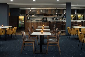 Breakfast and dinner served, American cuisine - Courtyard by Marriott Texarkana (Texarkana)