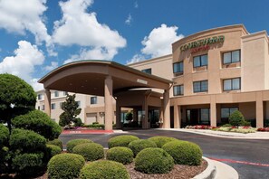 Experience the sleek, modern design of this hotel, featuring a flat roof and symmetrical facade with large windows.