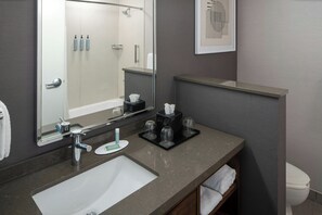 Ensemble douche/baignoire, articles de toilette gratuits, sĂšche-cheveux