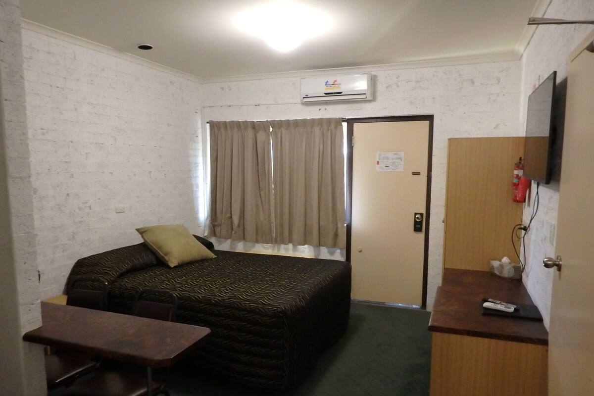 Familien-Suite, 2 Schlafzimmer (Family Room & Breakfast) | Schreibtisch, kostenloses WLAN, Bettwäsche