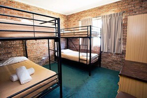 Familien-Suite, 2 Schlafzimmer (Family Room & Breakfast) | Schreibtisch, kostenloses WLAN, Bettwäsche