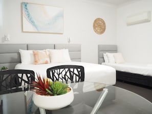 Chambre triple Deluxe | Lit avec matelas à plateau-coussin, rideaux d’obscurcissement