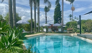 Piscine extérieure, chaises longues