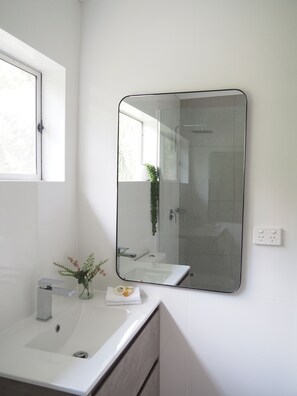 Three Bedroom Apartment | Bathroom | Shower, hair dryer, towels - The Esplanade Motel (Warners Bay)