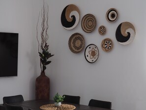 Apartamento, 3 habitaciones | Zona de estar | Televisión de 45 pulgadas con canales digitales